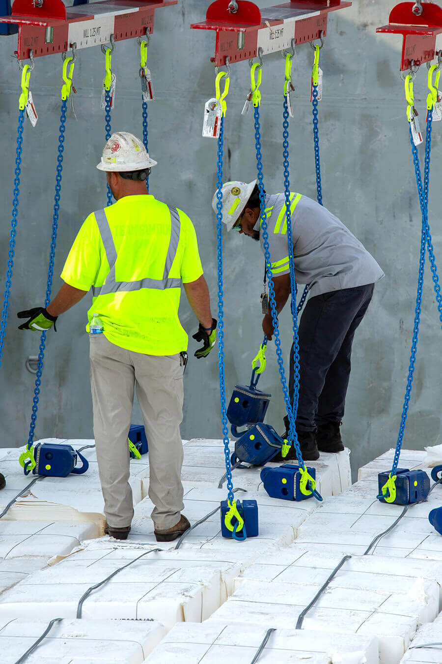 stevedores securing ship's cargo